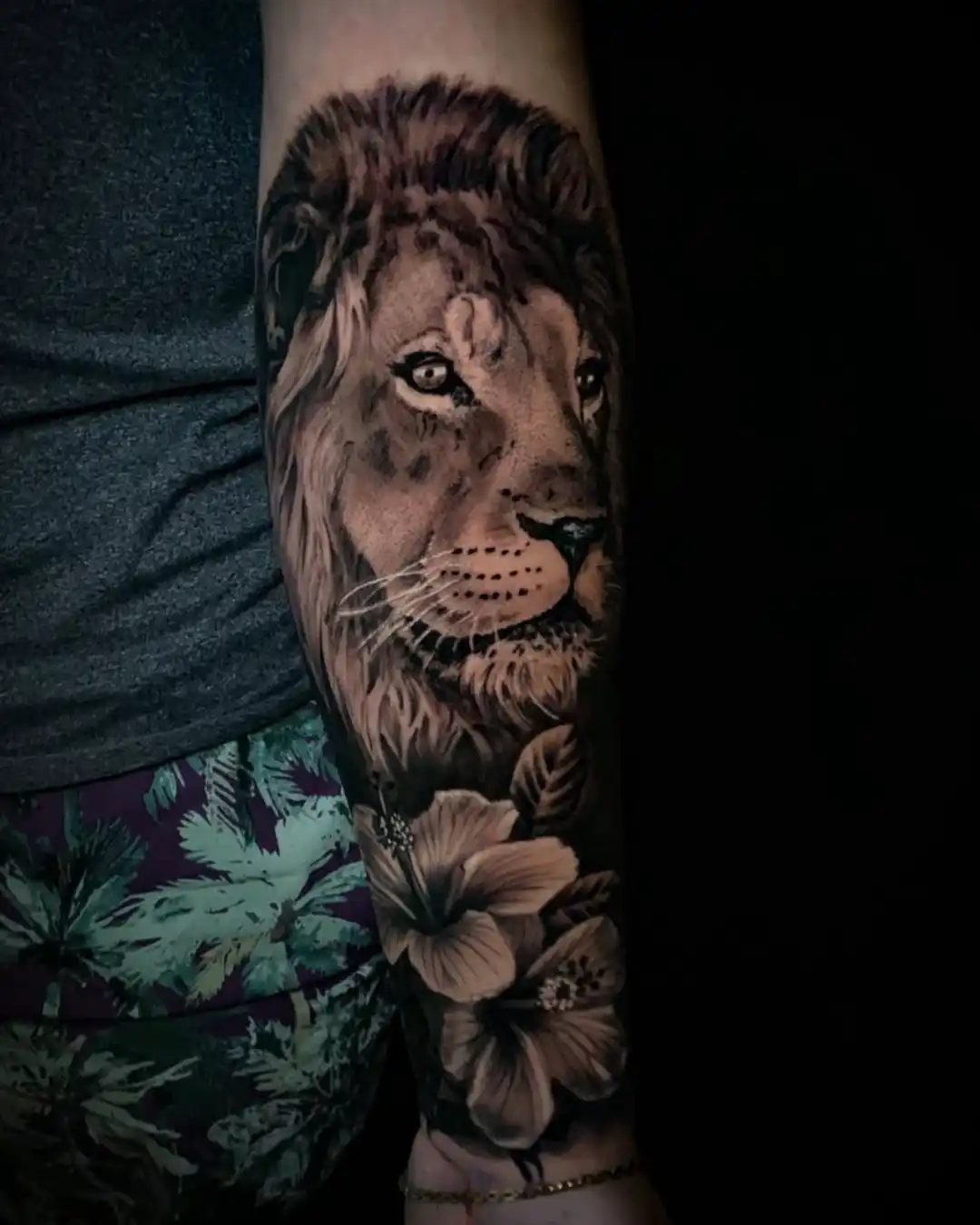 Tito Shadez fine line portrait artist